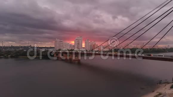 夏天在五彩的夕阳下现代的汽车桥在德尼普罗河上视频的预览图