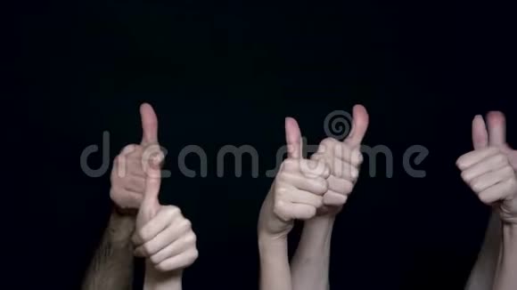 像手势一样人的手显示OK标志各种手都竖起大拇指黑色孤立背景视频的预览图