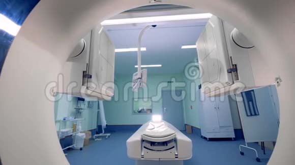 CT扫描仪面板在诊所工作层析扫描仪面板在房间里移动视频的预览图
