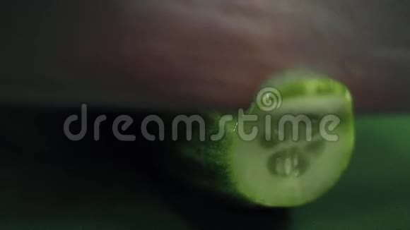 绿色餐桌上用尖刀特写黄瓜切片视频的预览图