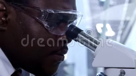 在实验室工作的非裔美国科学家男性医生进行微生物学研究生物技术化学视频的预览图