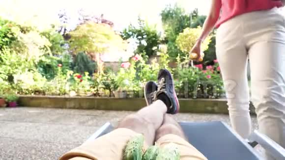女人带来男人新鲜蔬菜罪恶花园视频的预览图