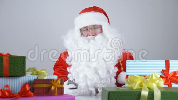 圣诞老人在摄像机中显示手机屏幕视频的预览图