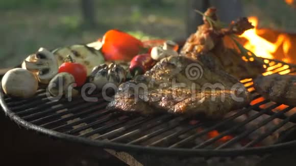 汉堡牛排鸡翅和烧烤蔬菜视频的预览图