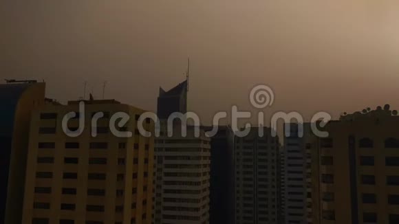 清晨阿布扎比的沙尘暴视频的预览图