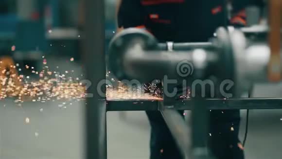 铁匠或焊工用它的磨平钢和铁缓慢地运动使表面光滑视频的预览图