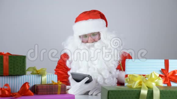 圣诞老人在摄像机中显示平板电脑屏幕视频的预览图