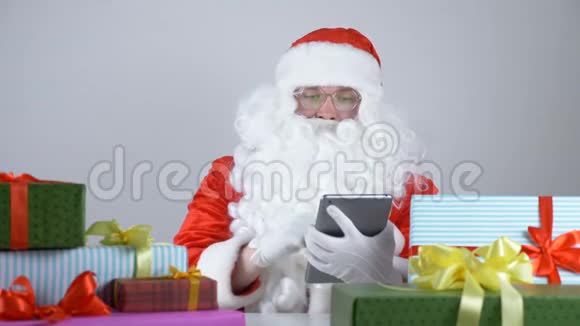 圣诞老人用平板电脑笑了50英尺视频的预览图