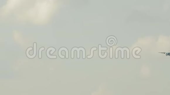 螺旋桨驱动的飞机在多云的天空下飞行Telephoto视图视频的预览图