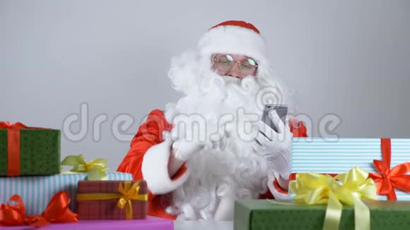 圣诞老人用手机笑了50便士视频的预览图