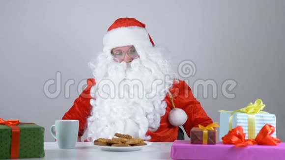 圣诞老人吃饼干喝牛奶视频的预览图