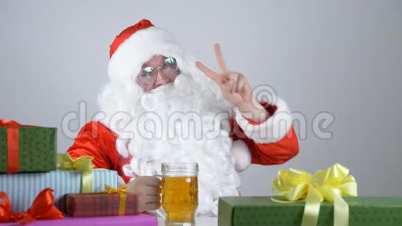 圣诞老人展示了一个标志喝了一杯50英尺高的啤酒视频的预览图