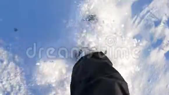 在雪地里台阶散步第一人观点视频的预览图