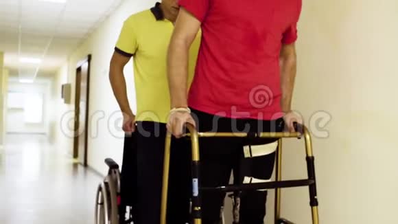 矫形器残疾男子的腿与行走架视频的预览图