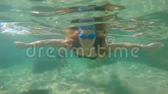 一个年轻女子在海里浮潜和玩的慢镜头视频的预览图