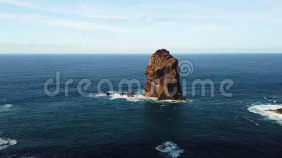 4K视频美丽的海崖景观视频的预览图