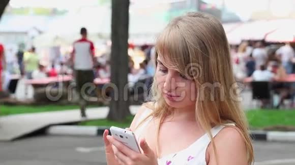女人用电话视频的预览图