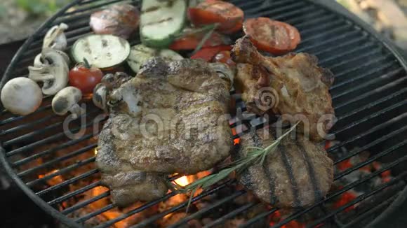 什锦肉配烤蔬菜和迷迭香小枝前景是汉堡肉排牛排排骨视频的预览图