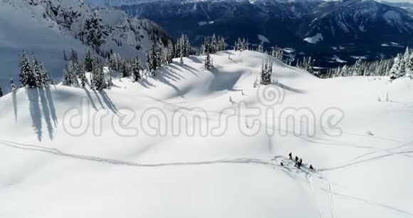 滑雪者在4k的雪顶山上撒雪视频的预览图