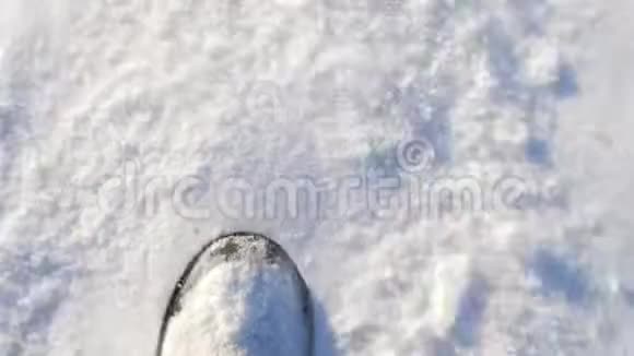 在雪地里台阶散步第一人观点视频的预览图