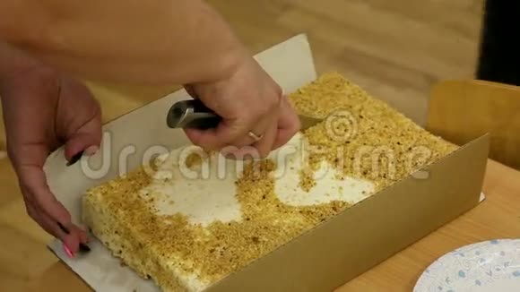 切蛋糕的刀视频的预览图