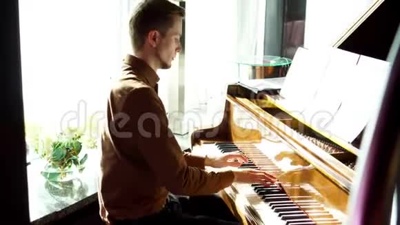 钢琴家弹钢琴把手举起来4K著名的钢琴视频的预览图