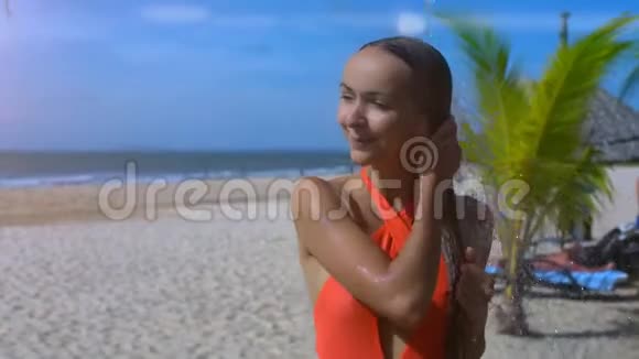 少女在海滩上沐浴画报海洋特写视频的预览图