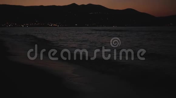 夜间海滩克里特岛阿吉亚玛丽娜日落时的希腊海滩视频的预览图