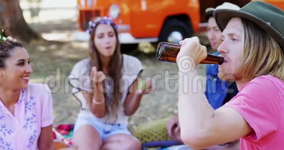 男人和他的朋友一起在音乐节上喝啤酒视频的预览图