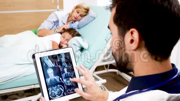 男性医生检查数字平板电脑的核磁共振结果视频的预览图