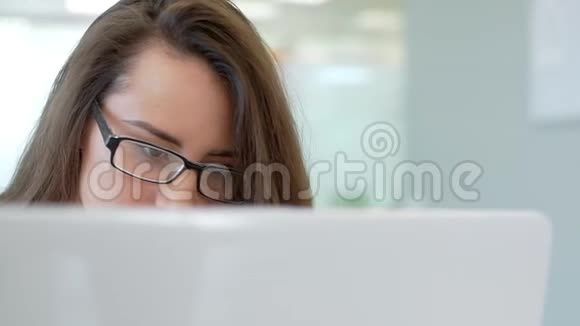 职场的女孩看着监控画面视频的预览图