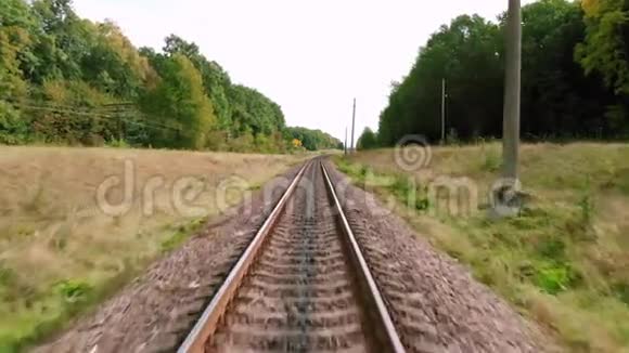 无人机飞过铁轨夏季铁路空路空中观景视频的预览图