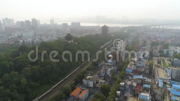 中国武汉2017年5月2日城市中心日私人住宅建筑的无人机空中视图视频的预览图