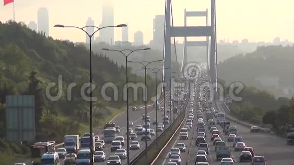 通过II的日常交通伊斯坦布尔博斯普鲁斯海峡大桥视频的预览图