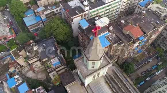 中国武汉2017年5月2日城市中心日周围教堂建筑的无人机空中视图视频的预览图