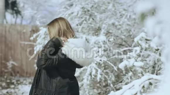 在雪地森林里走来走去的漂亮女人视频的预览图