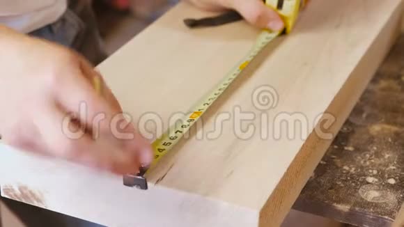 工人在木板上测量卷尺和铅笔的距离乔尼奇双手特写视频的预览图