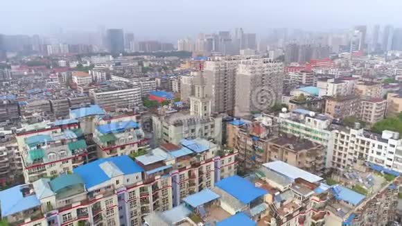 中国武汉2017年5月2日城市中心日私人住宅建筑的无人机空中视图视频的预览图