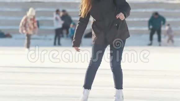 俄罗斯少女熟练地在公共溜冰场滑冰视频的预览图
