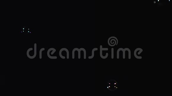 在特写镜头中肥皂泡漂浮在黑色背景上孤立于黑色视频的预览图