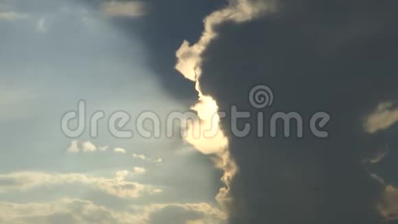 时光流逝太阳正在冲破云层视频的预览图