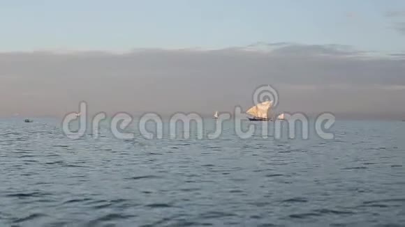 从摩托艇上看早上帆船的美丽景观和人们一起去非洲海上捕鱼视频的预览图