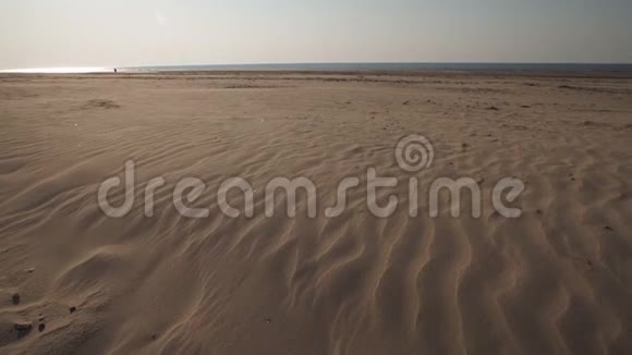 沙漠般的纹理沙子波罗的海海湾海滩与白沙在日落4K视频与缓慢的相机移动视频的预览图