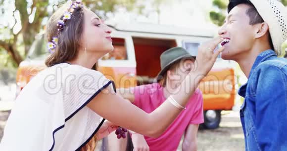 女子在音乐节上喂浆果视频的预览图