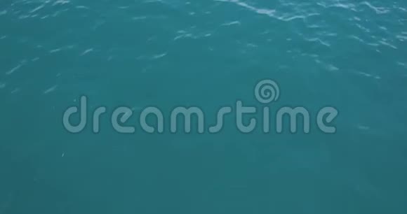 4k鸟瞰无人机飞越海面绿松石海面视频的预览图