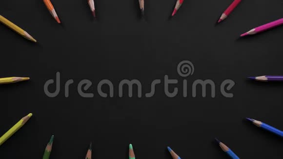 不同颜色的木制学校铅笔位于黑色表面停止用彩色铅笔进行运动动画视频的预览图
