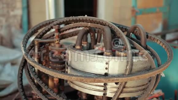 许多旧废料从工厂故障生锈的机构齿轮视频的预览图