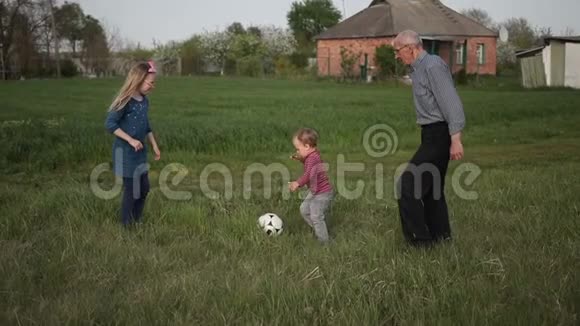 多代家庭一起踢足球视频的预览图