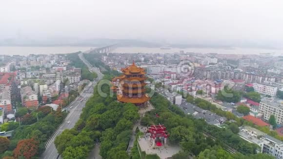 中国武汉2017年5月2日白天武汉城市景观黄鹤寺空中全景视频的预览图