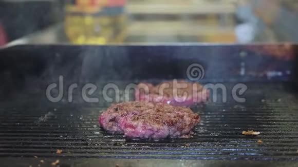 在煎面上放一只火腿时用特写的烤汉堡包视频的预览图